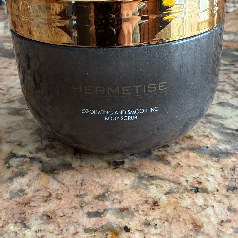 Hermetise Exfoliating and smoothing Body Scrub - 14.45 oz.